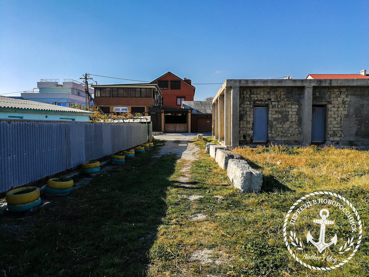 В этом доме сняли номер посуточно, через дорогу море