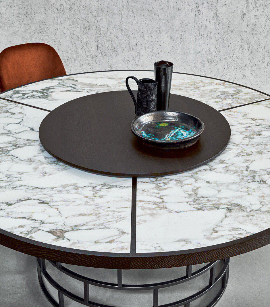 Если в европейских странах тренд на столы с вращающейся столешницей возрождается, то в странах Азии о нем и не забывали. Такие столы можно встретить повсеместно – от частных домов до кафе и ресторанов.
