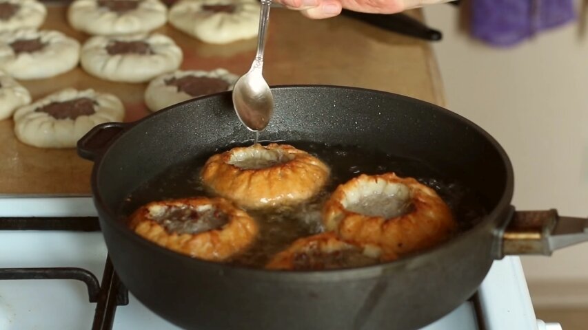 Жарим беляши на сковороде с мясом. Жарка беляшей на сковороде. Обжаривание перемячи. Тесто для беляшей дрожжевое для жарки на сковороде. Сковорода для жарки беляшей.