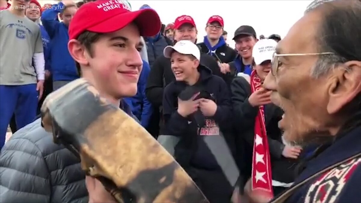 На всякий случай: речь про парня в красной кепке