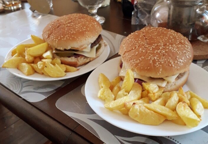 И получается очень вкусно! И даже сытнее, чем во всяких макдональдсах) Кстати, картошечку по-деревенски мы сами делали) обязательно напишу как, в следующем посте!