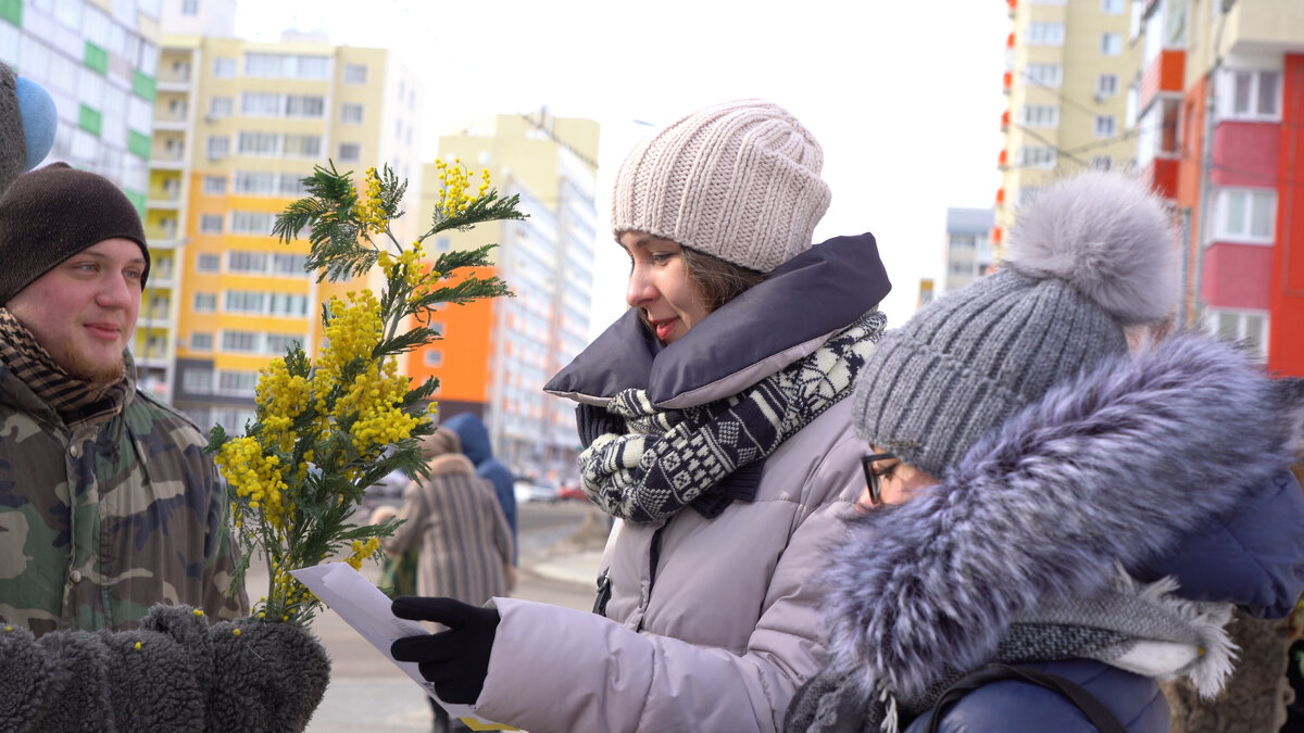 8 Марта на улицах Спутника женщинам дарили цветы и открытки