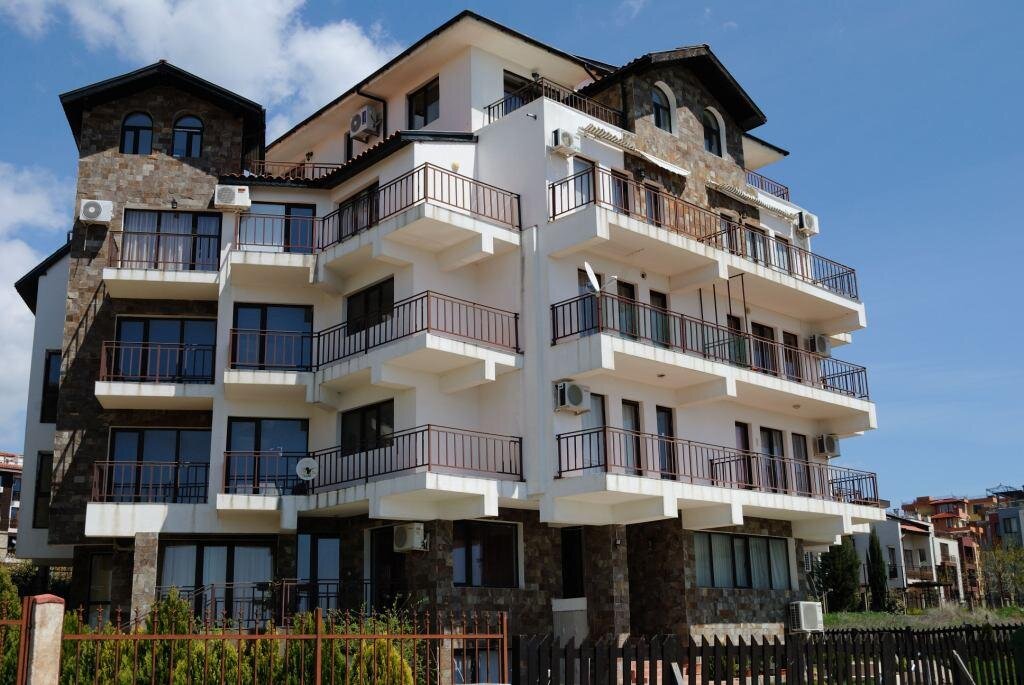 Вот в этом доме сдают апартамент мои друзья. Фото сделано со стороны моря. 