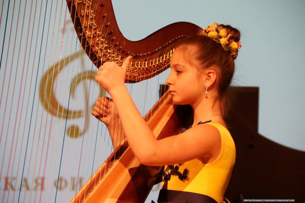 Дочь оперной певицы Марии Максаковой Людмила Максакова-Игенберс великолепно исполнила композицию Нэнси Густафссон "A Moorish Garden" и "Аве Марию" Баха

