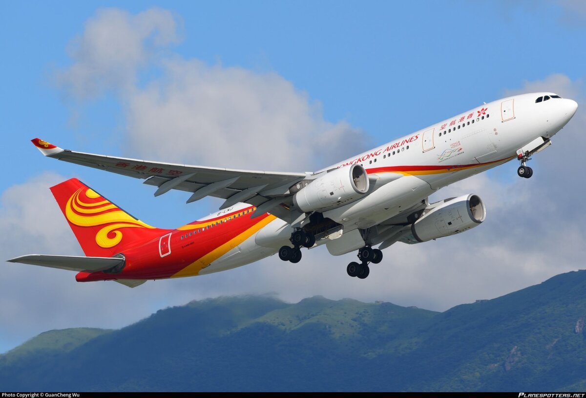 Флот Hong Kong Airlines составлен из широкофюзеляжных самолётов (на фото - один из них, Airbus A330-243) — а это прямое соперничество с Cathay Pacific, в котором дочка HNA Group пока проигрывает с разгромным счётом