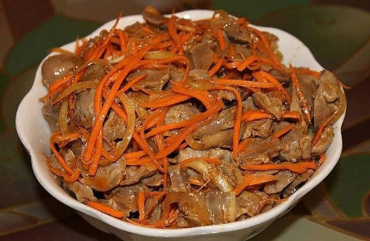 Салат с куриными сердечками и корейской морковью и кириешками