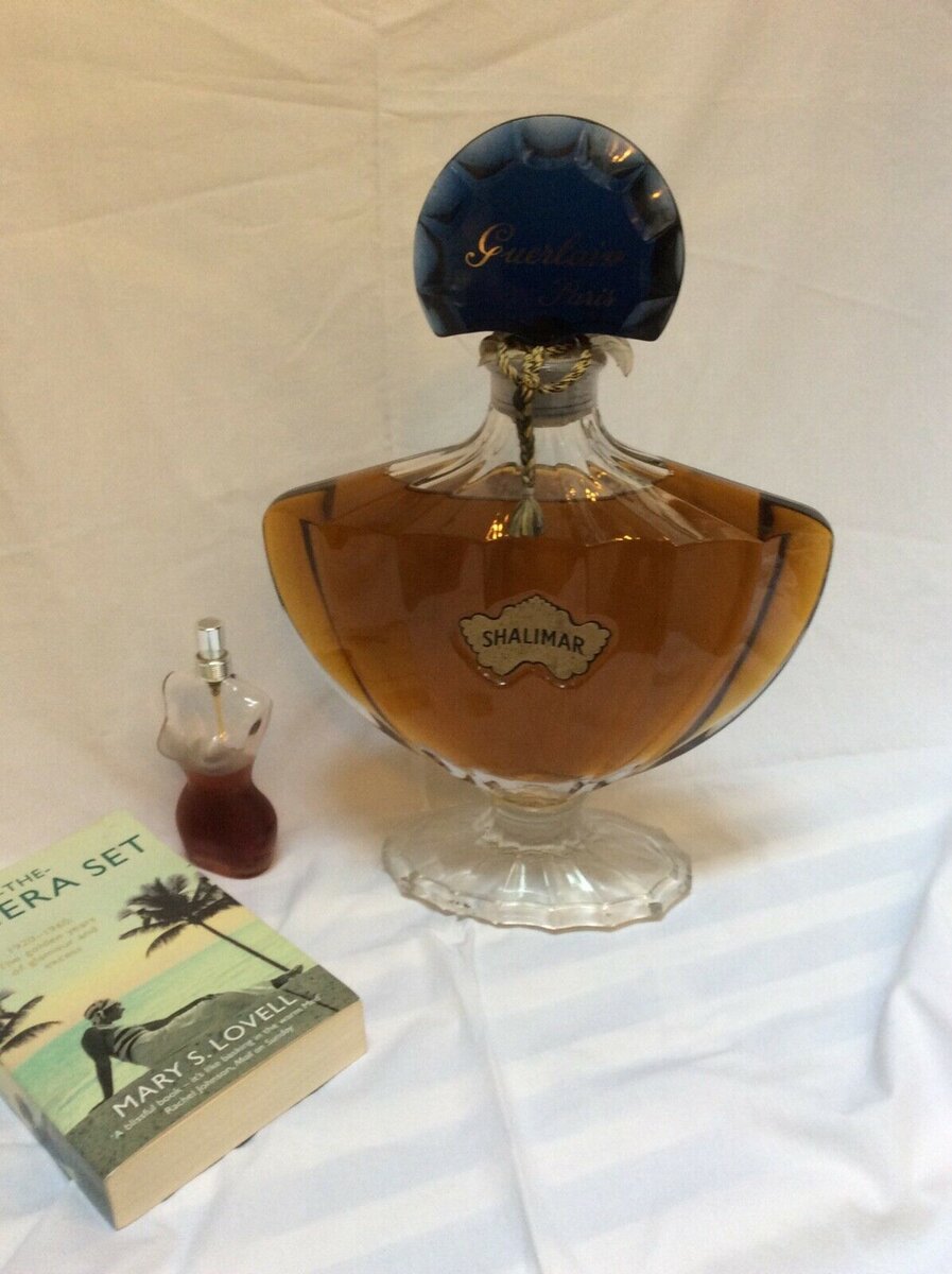 Флакон духов Shalimar от Guerlain 1970 года выпуска стоит на eBay 950 фунтов! И да, он содержит синтетические компоненты. 