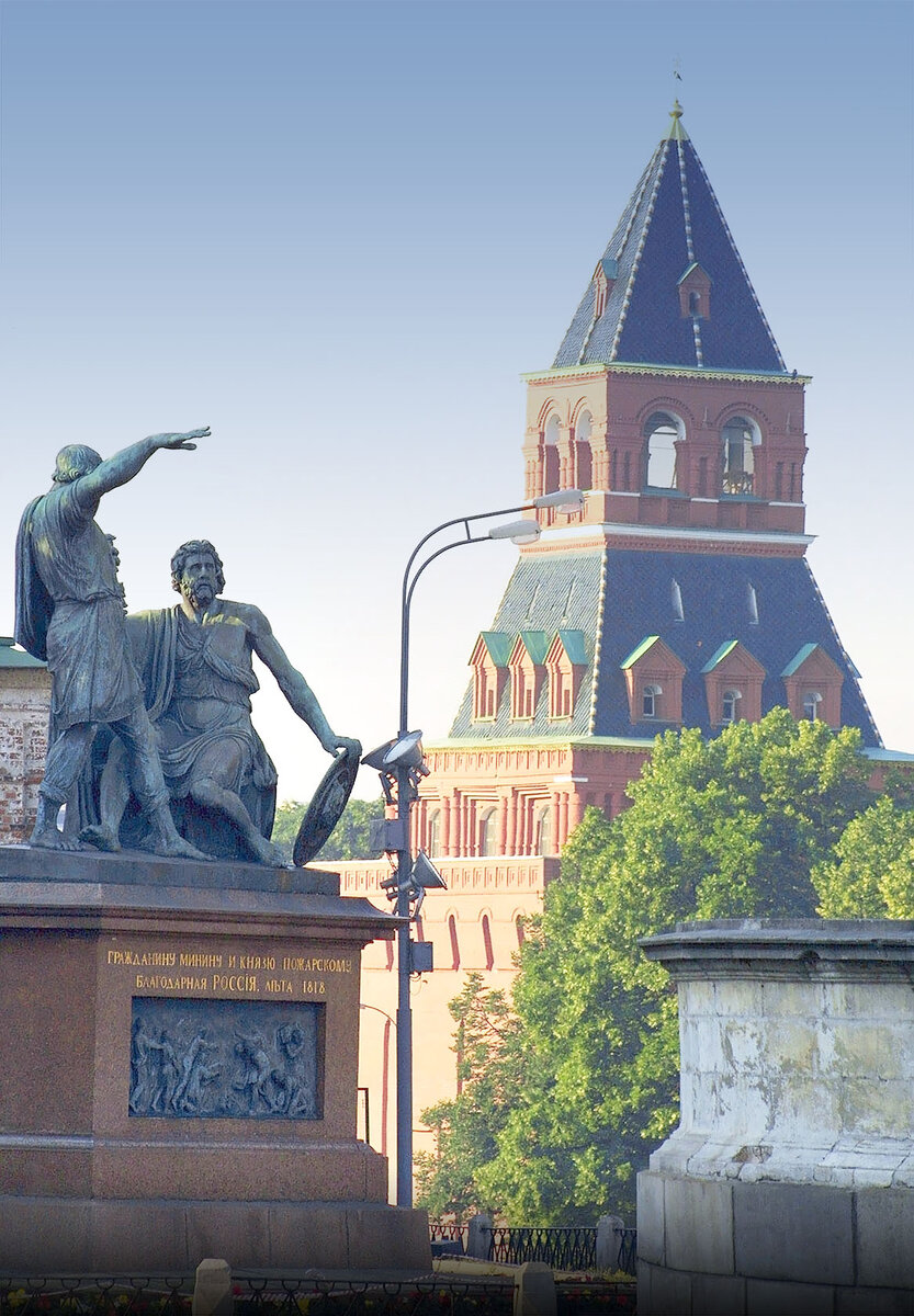 Памятник пожарскому в нижнем