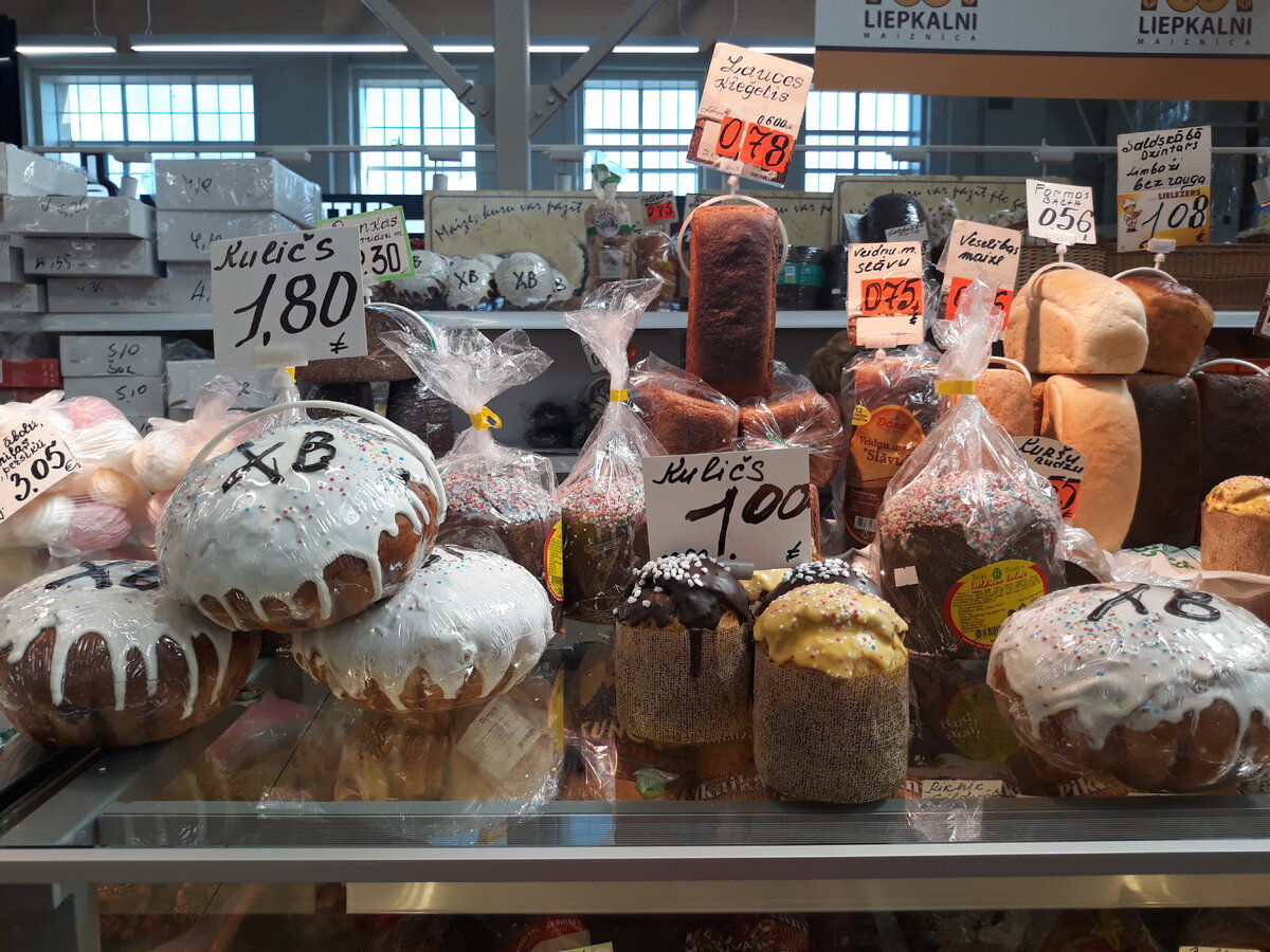 Суббота в Риге выдалась жаркой. В буквальном смысле слова. Накануне прошла гроза. Так как кулинар из меня – никакой, то за пасхальным куличом я пошла на Центральный рынок. Католические куличи из продажи уже изъяли. Православные (с буковками «ХВ») – выставили. По вкусу они – так себе. По виду – мало чем отличаются от того, что продавались в прежние годы. Но так как я стараюсь придерживаться традиции, то за куличом иду всегда. Даже по изнуряющей жаре.