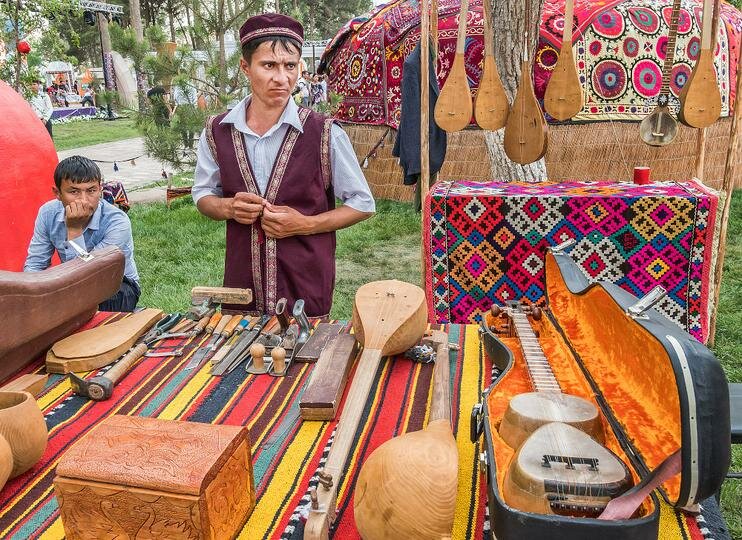 Продавец традиционных инструментов бахши в центральном парке перед Дворцом искусств в Термезе. Фото Андрея Кудряшова/Фергана