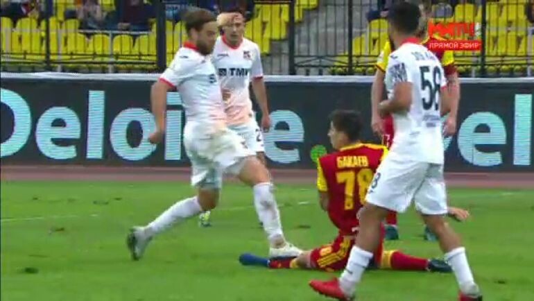 В момент нарушения правил Эрик Бикфалви ("Урал") смотрел на мяч