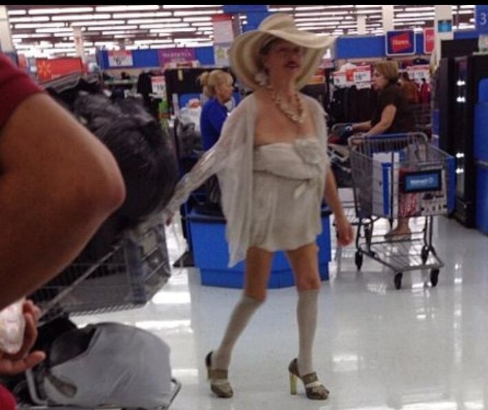 Ни каждая женщина смогла бы пойти так за покупками .