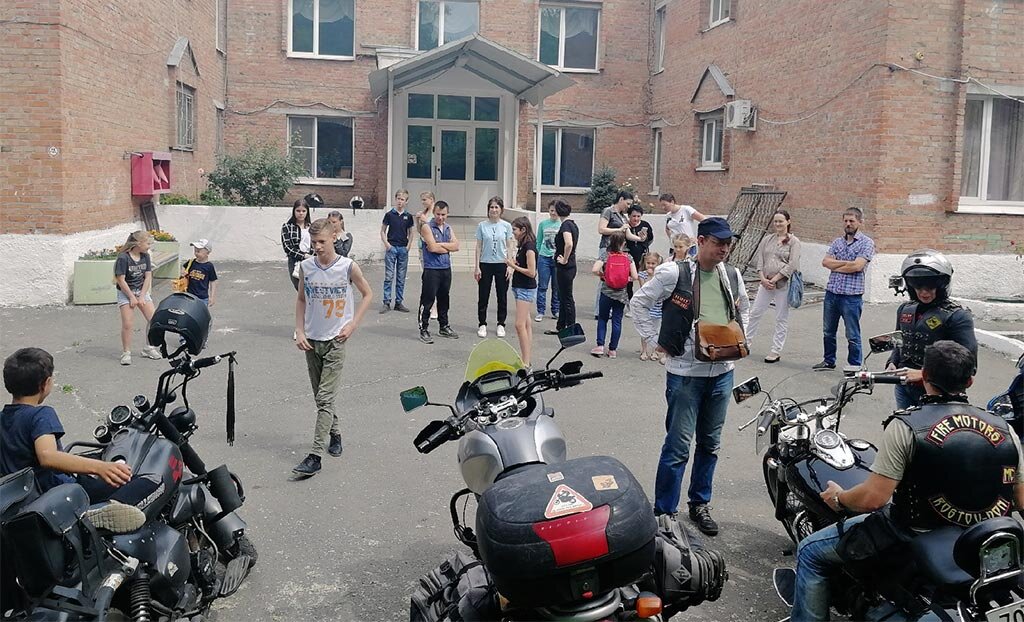 Байкеры международного мотоклуба Fire Motors МС преддверии летних каникул приехали в гости к ребятам спецшколы № 41 //Фото: Михаил Щавюк