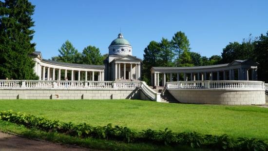 Вид на колоннаду в Архангельском