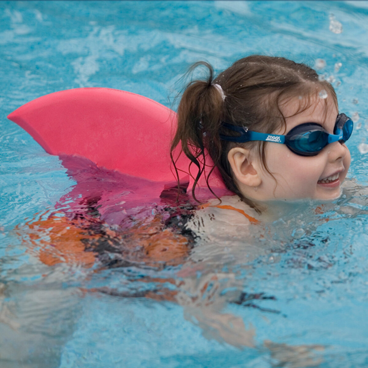 Акулий плавник для плавания  Fin-Fan  отлично подходит для детей которые только начинают учиться плавать. Плавник крепится на тело достаточно просто и не мешает передвижению ребенка.