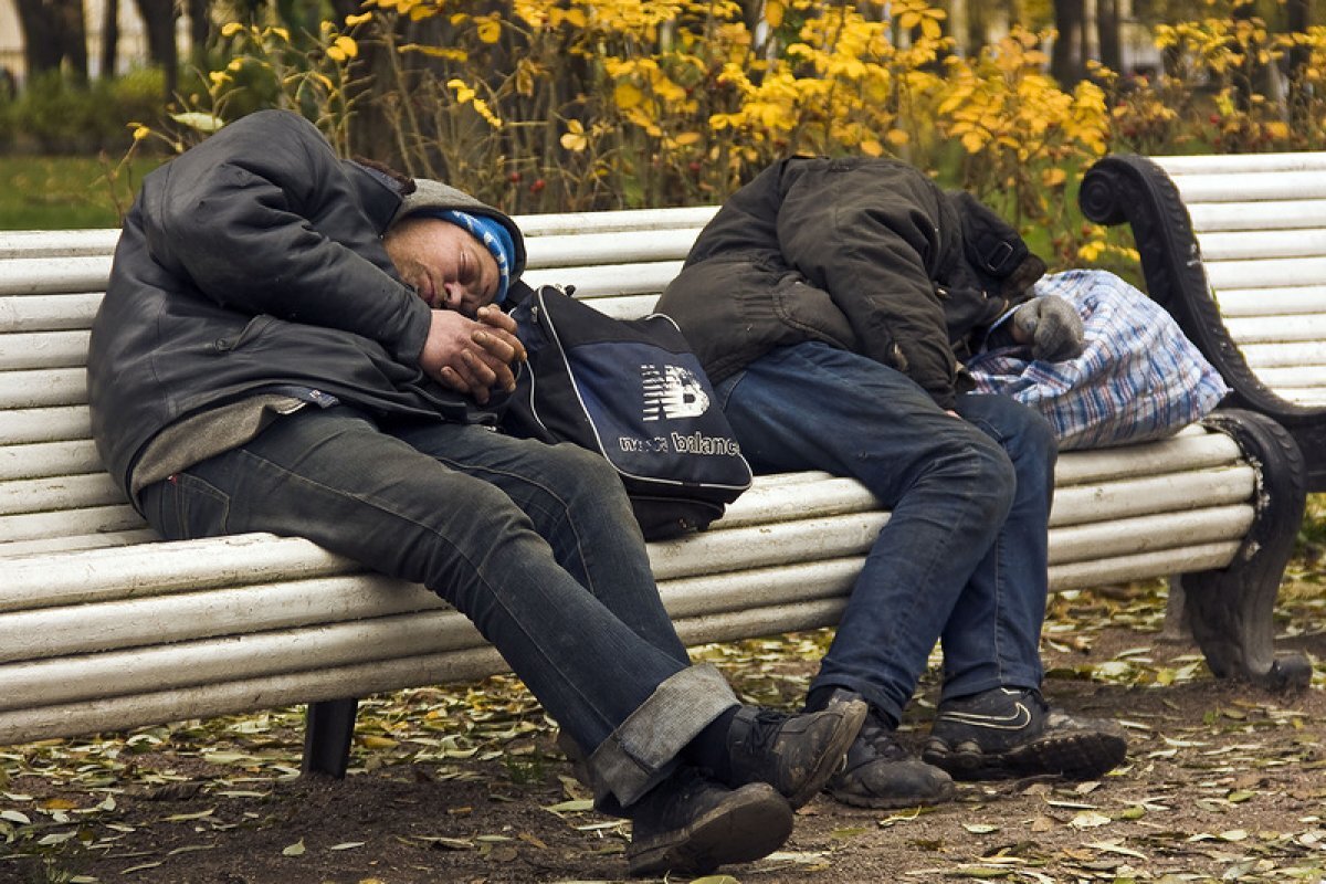 Девушка без трусов гуляет по парку в Москве