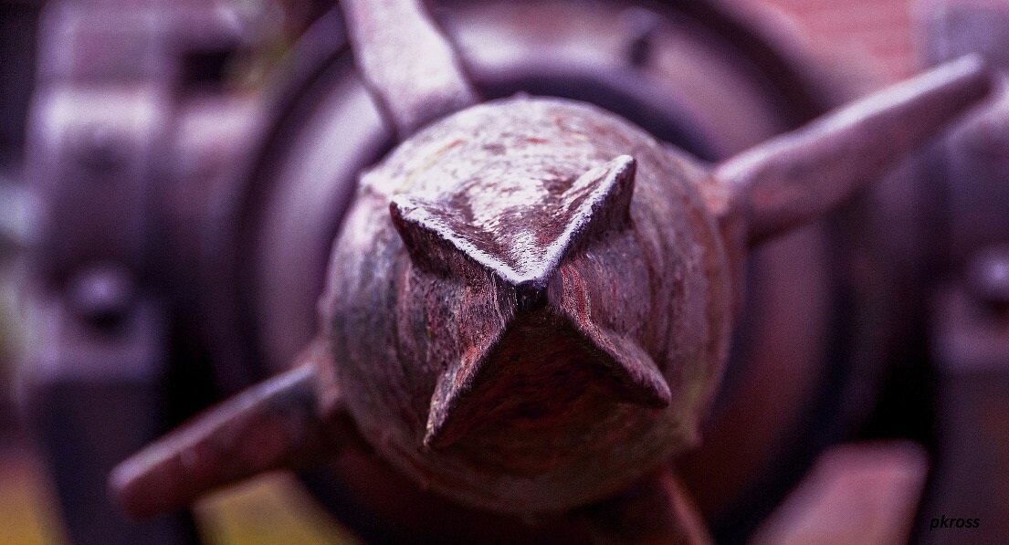 Но вот кто такие "эти" или "те" мы так и не поняли...