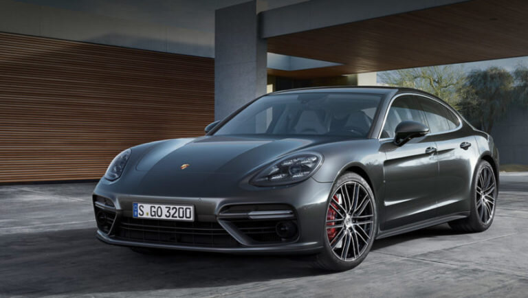 
немцы показали свой самый красивый автомобиль в мире Porsche Panamera

Немецкий производитель специализирующийся исключительно на создании спортивных машин представил свой самый красивый автомобиль — пятидверку следующей генерации. Премьера состоялась ночью в рамках специального мероприятия в столице Германии. Фотографии в Интернете опубликовали автопапарацции. Прежде всего отметим, что его предлагают на абсолютно новой архитектуре, а также с 4-литровой битурбированной «восьмеркой». Мощность составляет 550 «лошадей» (770 Нм).

С этим мотором ускоряется 0-100 всего за 3.7 секунды. Максимальная скорость — 305 км/ч. Кроме того, при смене инженеры существенно поработали над снижением расхода топлива. Теперь на сто км пути в режиме города требуется всего лишь 9 литров горючего. Минимальная стоимость составляет 137 тыс. евро.