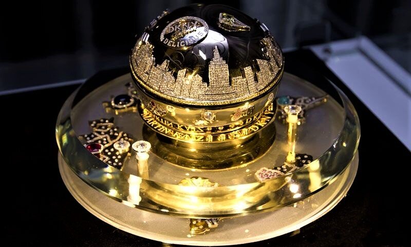 $1 млн - это стоимость самого дорого парфюма в мире.