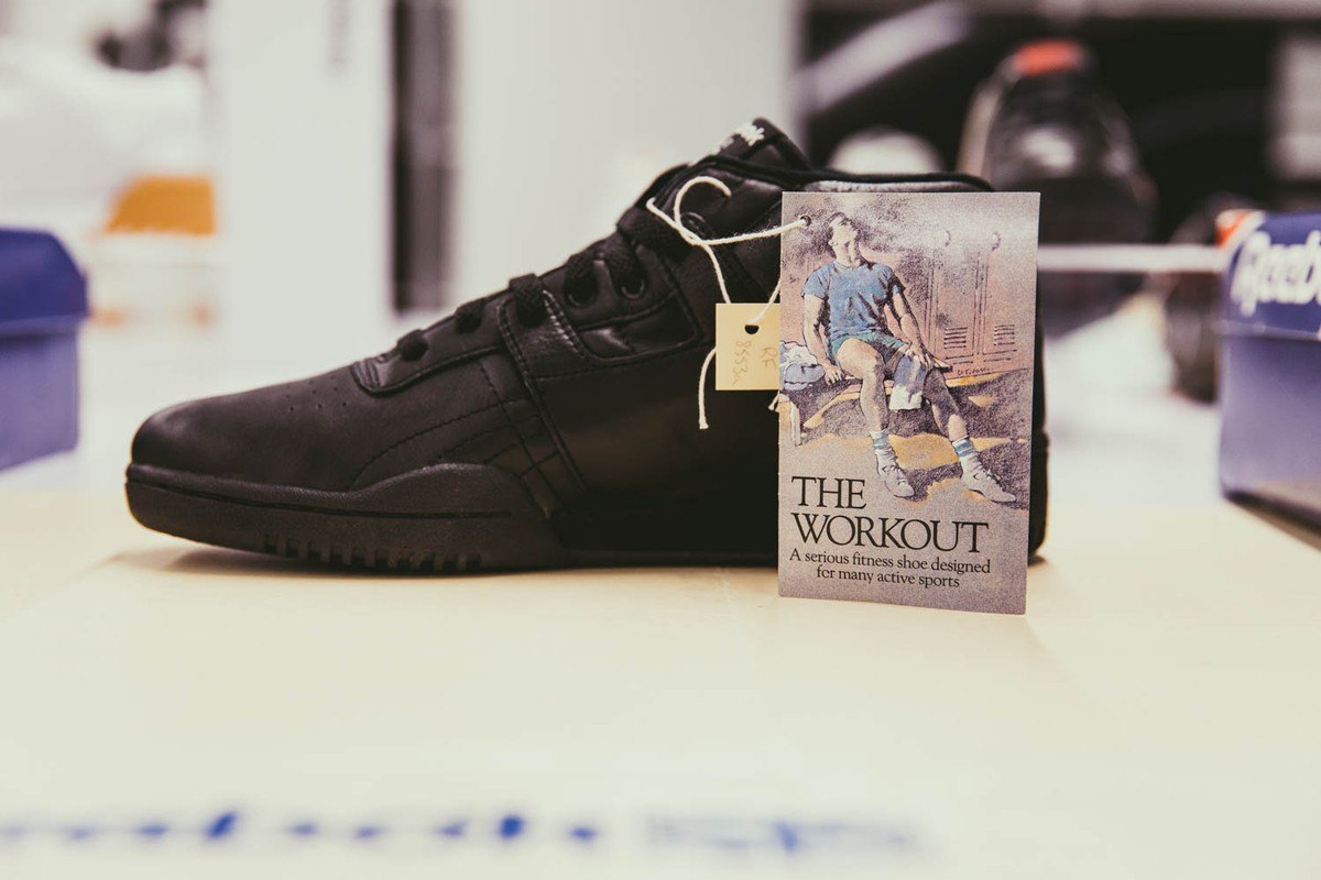   Первоначально  модель была придумана для мужчин, которые ходят заниматься в зал  (собственно отсюда и название), но позже она стала популярна далеко за  пределами тренировочного зала и покорила гардеробы модников. 
 
  
 
 
 
 

 