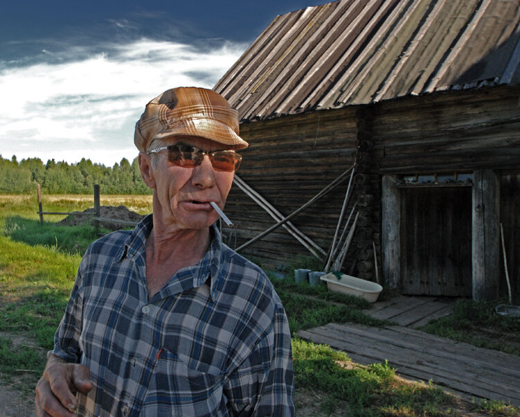 Деревенский мужик. Деревенский парень. Сельский парень. Мужчина в деревне. Мужчина из деревни.