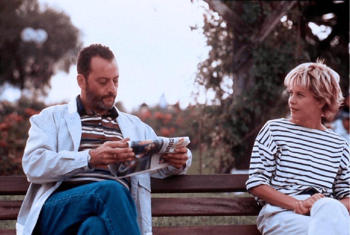 Кадр из х/ф "Французский поцелуй", где капитан помогает красиво избавиться от украденного колье.  Источник:  Google