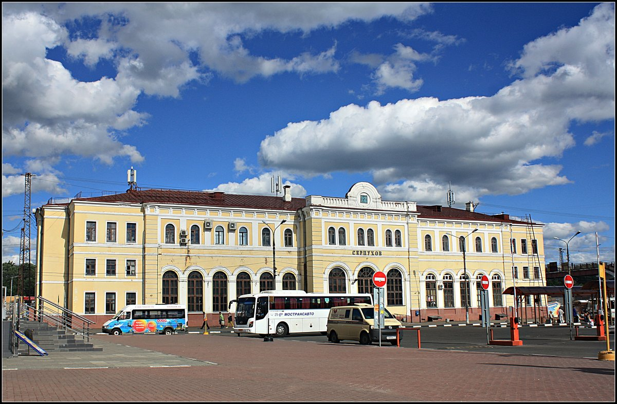 серпухов вокзал. серпухов площадь железнодорожного вокзала. серпухов вокзал. ж/д вокзал города серпухова. серпухов вокзальная площадь.