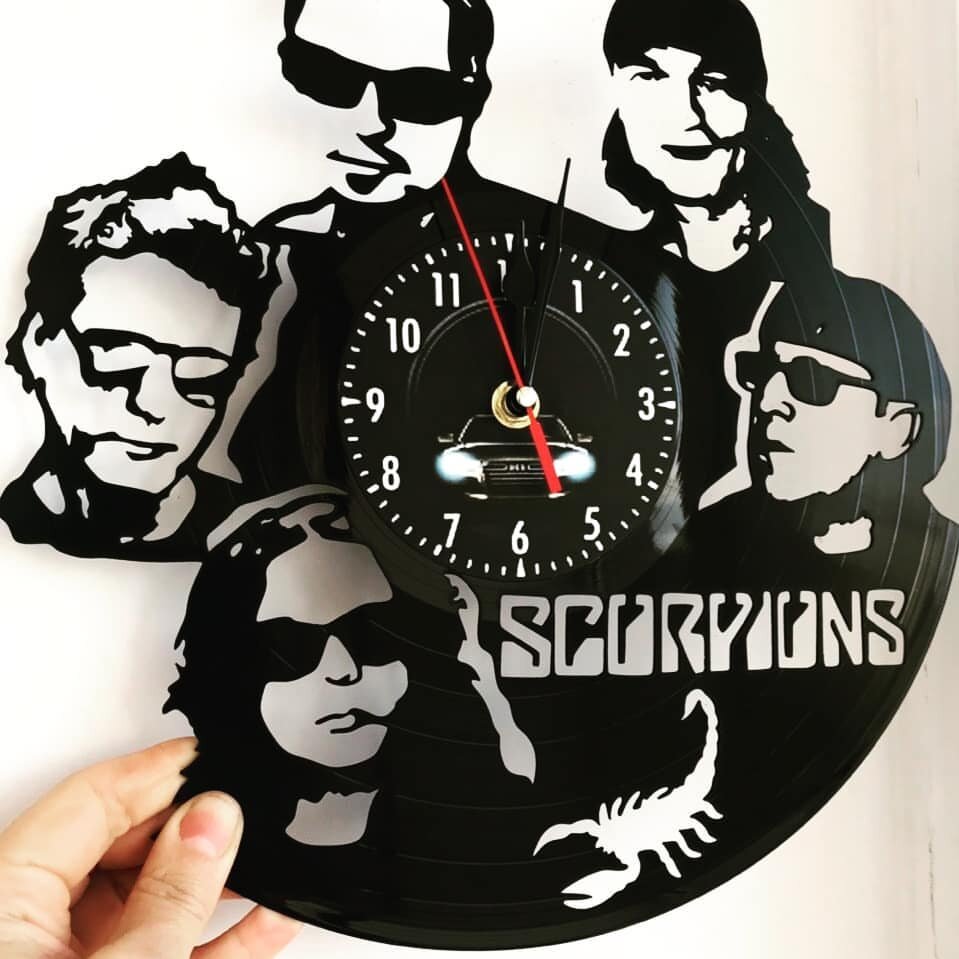 Часы из виниловой пластинки с любимой группой