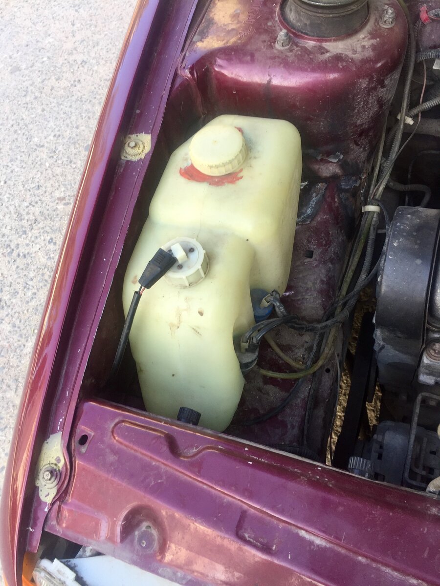 Старый бачок омывающей жидкости