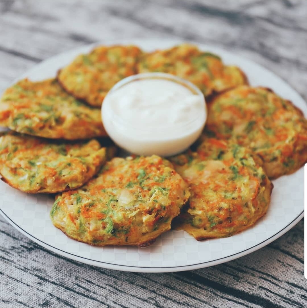 Оладьи из кабачков самый вкусный простой. Кабачковые оладушки. Кабачково-морковные оладьи. Кабачковые оладьи на сковороде. Оладьи из кабачков на сковороде.