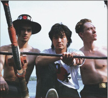 Юрий Каспарян, Виктор Цой и Георгий Гурьянов в Херсоне на паруснике Товарищ". май 1990 года. фото из архива Наталии Разлоговой