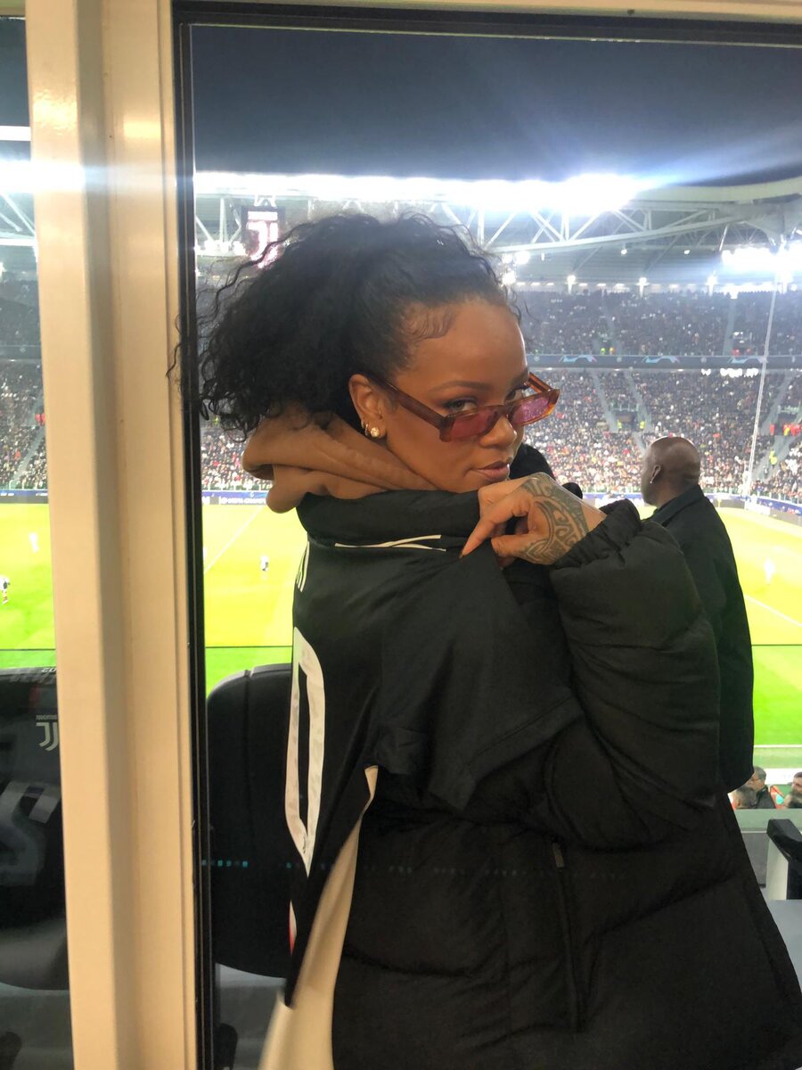 Рианна на трибуне Альянс стэдиум в Турине. Фото: twitter.com/juventusfcen