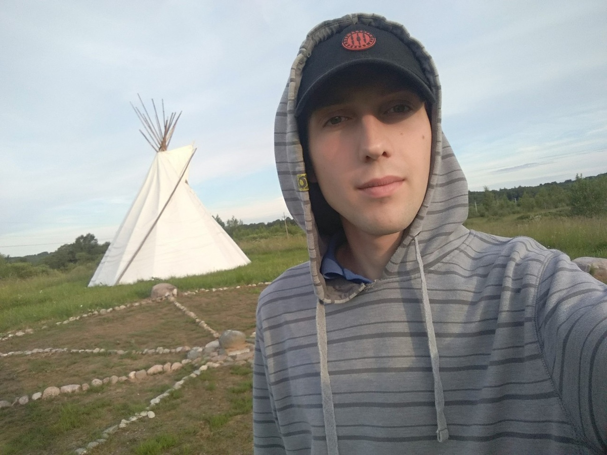 Я в парке лабиринтов. На фоне шаманское колесо и типи. 