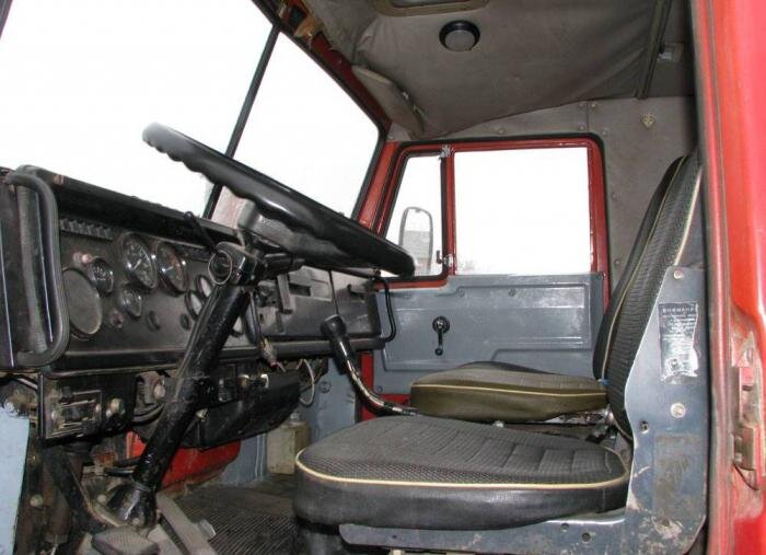 Салон отличается лучшим интерьером, а также экстерьерными особенностями. Панель приборов имеет свой дизайн. Здесь нет электроники, только стрелочные индикаторы. Можно убедиться в этом, посмотрев на салон грузовика КамАЗ 53212 (фото можно увидеть внизу). - Читайте подробнее на SYL.ru: https://www.syl.ru/article/183520/new_kamaz-tehnicheskie-harakteristiki-rashod-topliva-foto#image752489