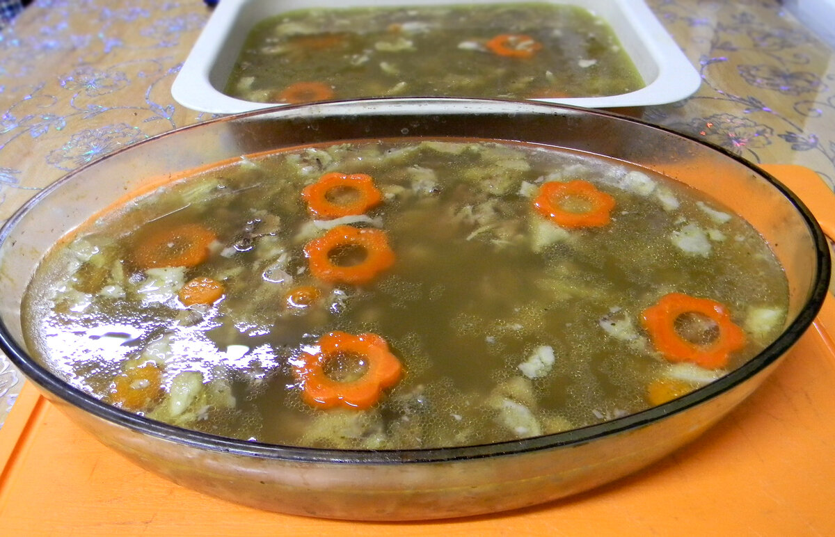 Мясной бульон в кастрюле. Правильный холодец. Варка холодца из свинины и говядины видео. Можно варить холодец два дня. Холодец из свиных ножек и курицы без желатина.