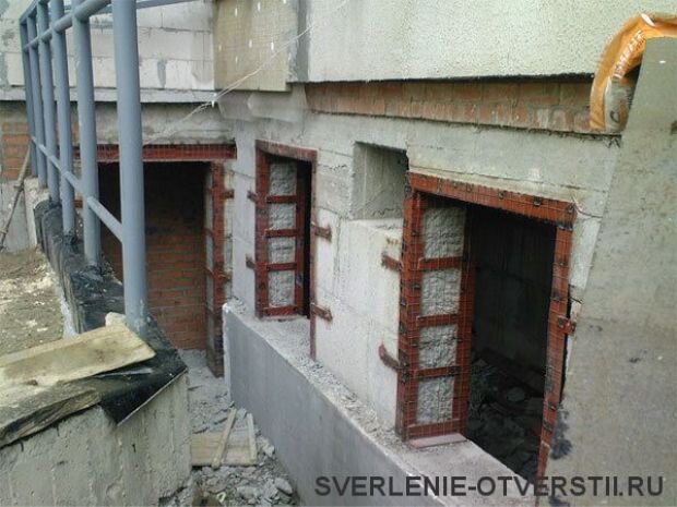 Фото: Сделали оконный проем в несущей железобетонной стене без пыли с усилением металлом, - уголком в  Московской области. Фото взято с сайта компании Буравчик Москва.