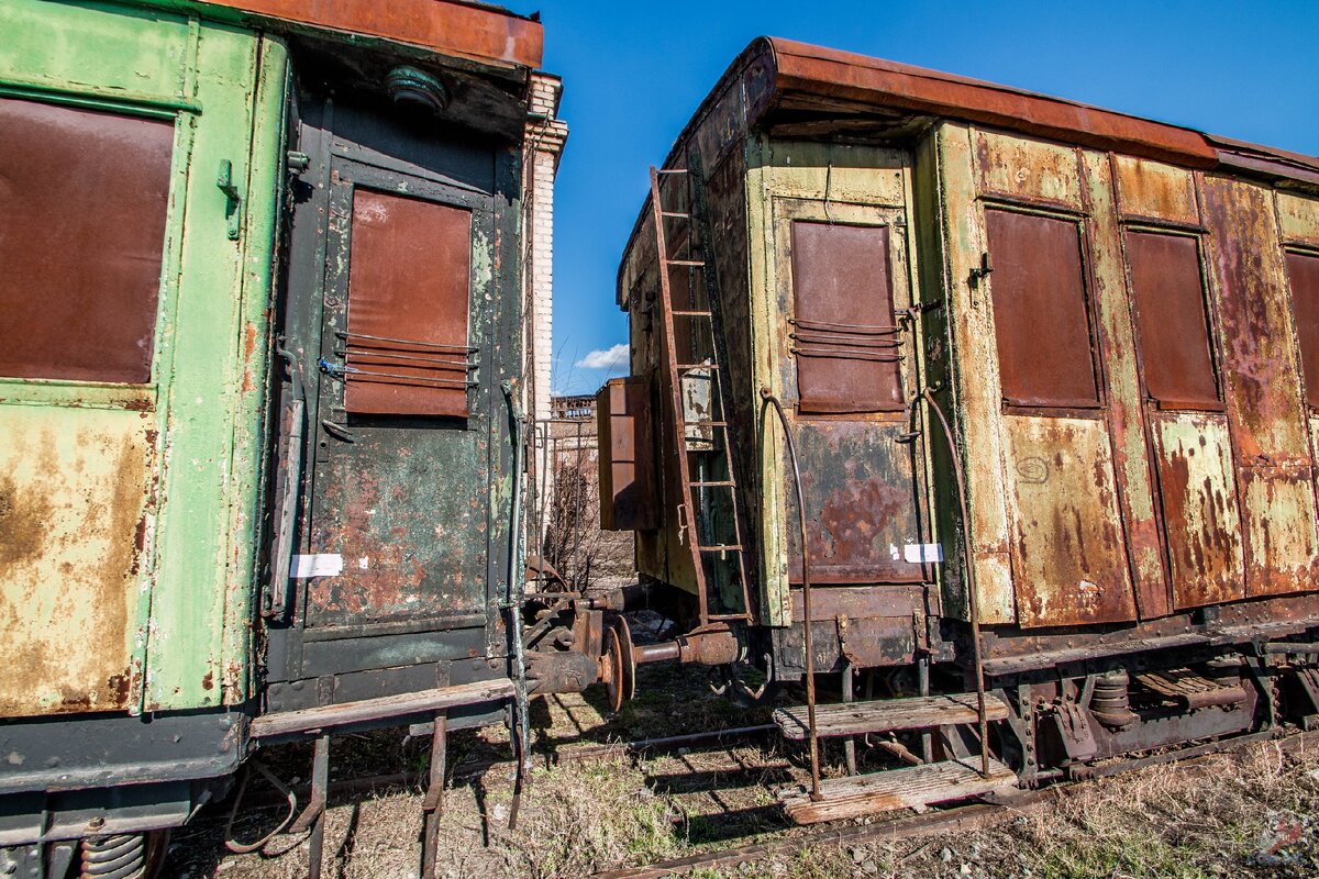 Забрели на забытые железнодорожные мастерские. На путях еще стоят вагоны, которым больше 100 лет