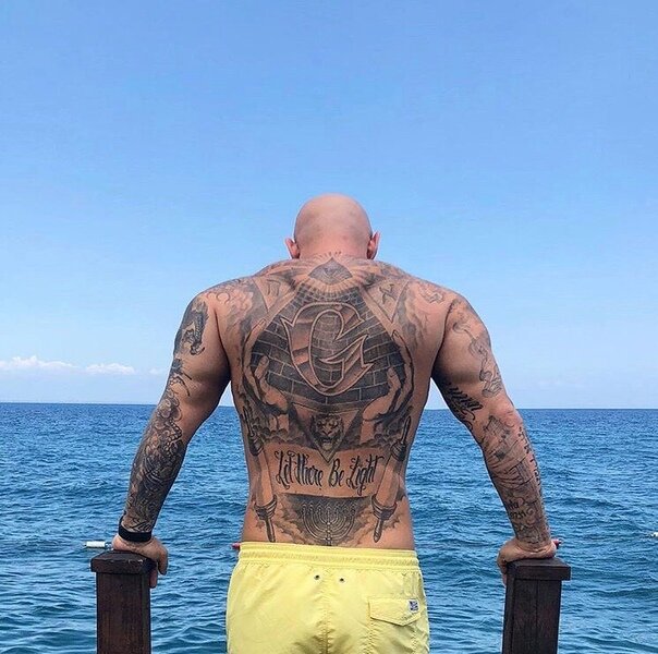 Обращаем внимание на тату. Фото ниже