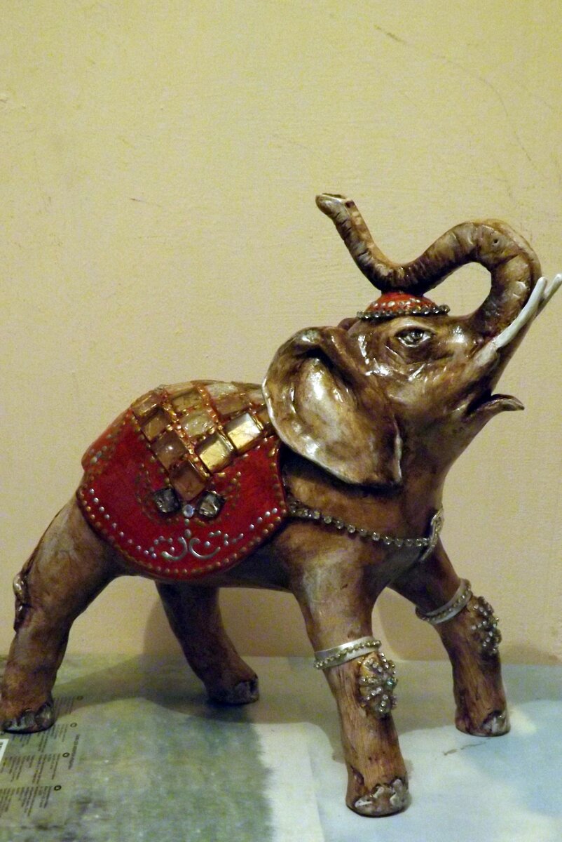 Вот такого слоника я сделала для своего дома...