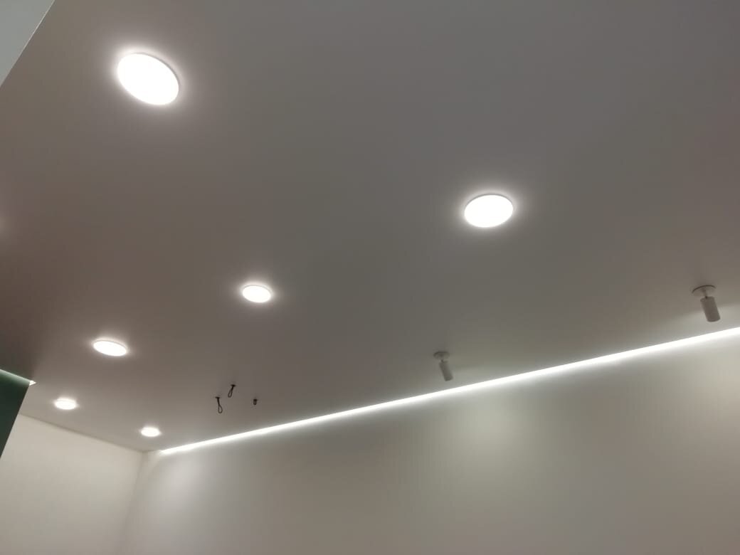 Натяжной потолок с парящими стенами