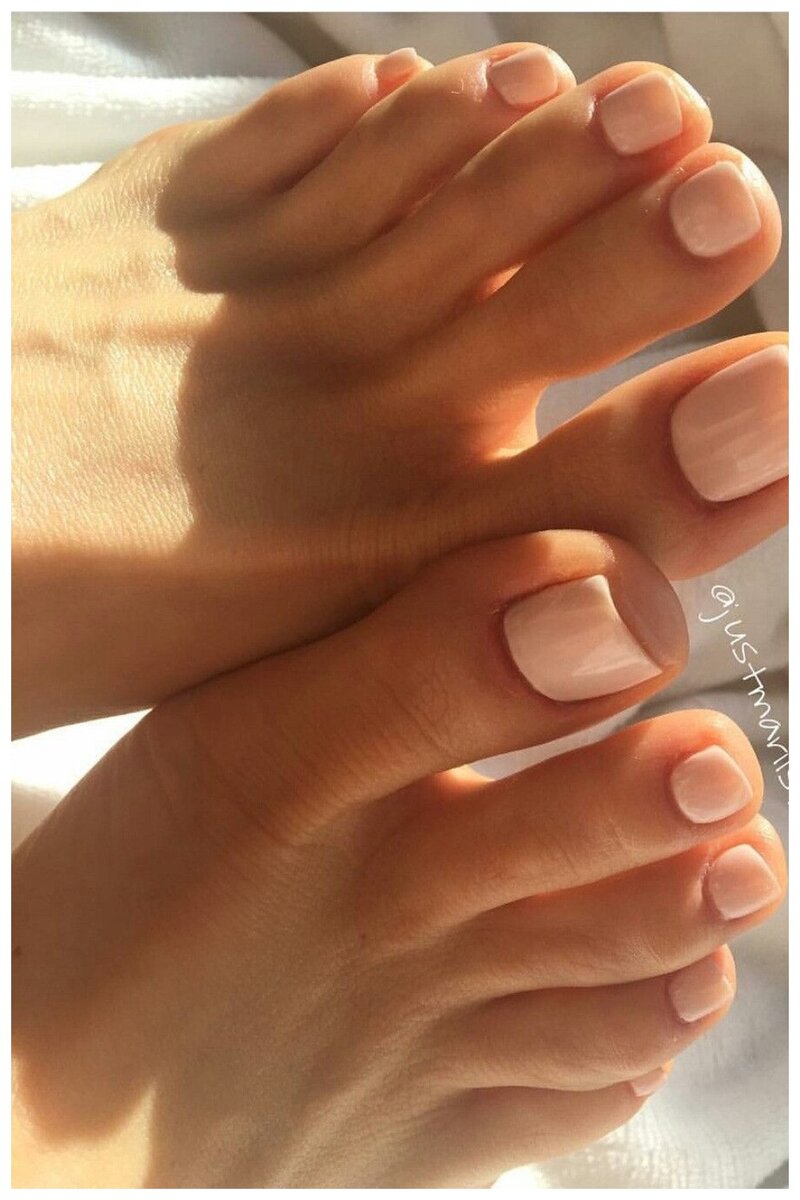 Классический нюдовый летний педикюр