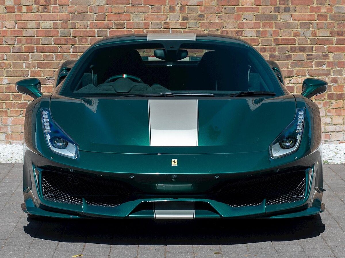 “Ferrari 488” спереди 