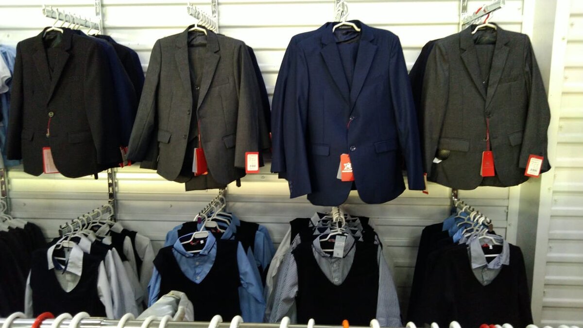 Ждут костюмы учеников и новый учебный год.