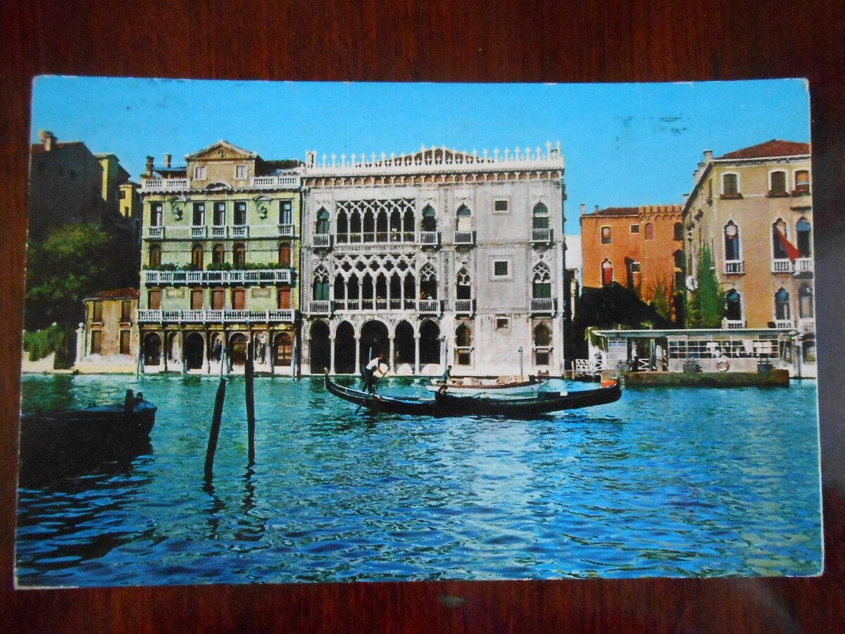 Открытка с изображением Венеции середины 1960-х годов. Именно тогда Толкин побывал там второй раз, вместе со своей женой, во время круиза по Средиземному морю. Во время первого посещения страны писателем оная напомнила ему Гондор. - прим. редактора.