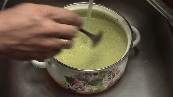 Процесс промывания пшена на крупную рыбу.