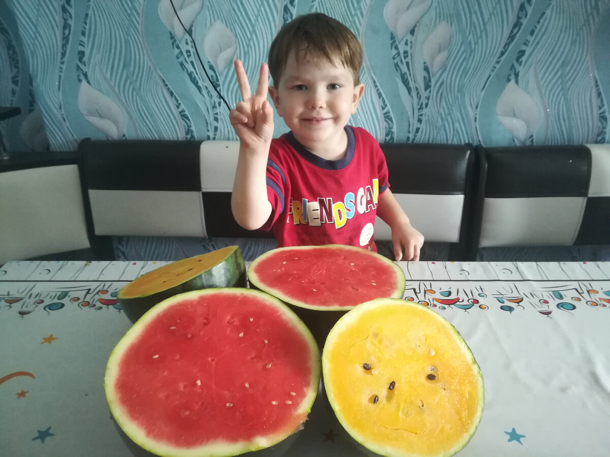 Где Яруся научился так пальчики складывать не знаю)) Наверное у блогера какого-то, часто смотрит А4...