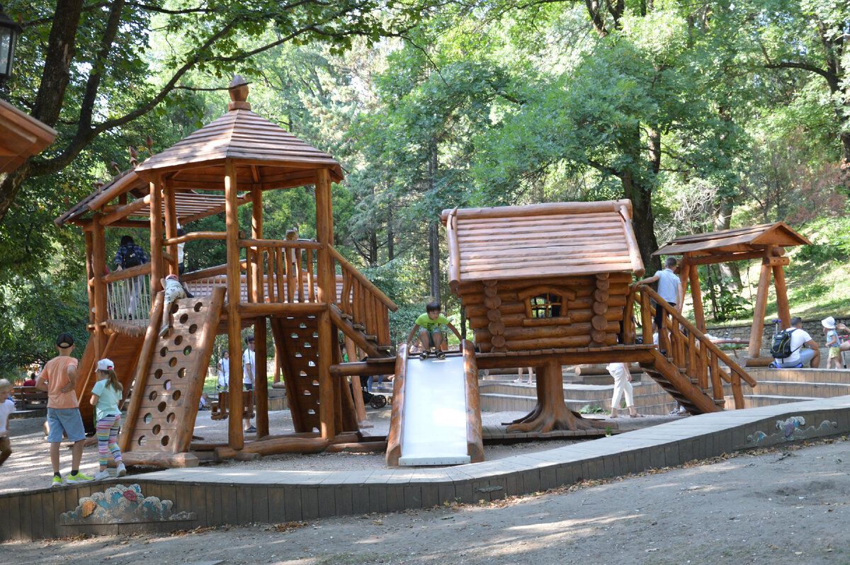 Сказочные постройки для игр детей. В экономике такие постройки надо менять.