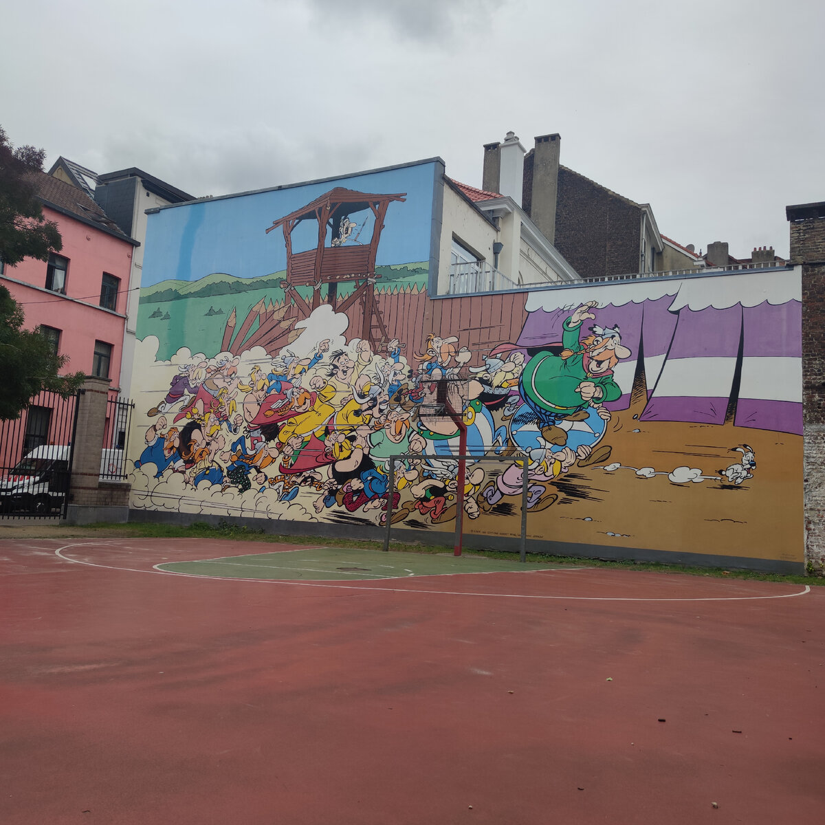 Астеркис и Абеликс бегут за Идефиксом 