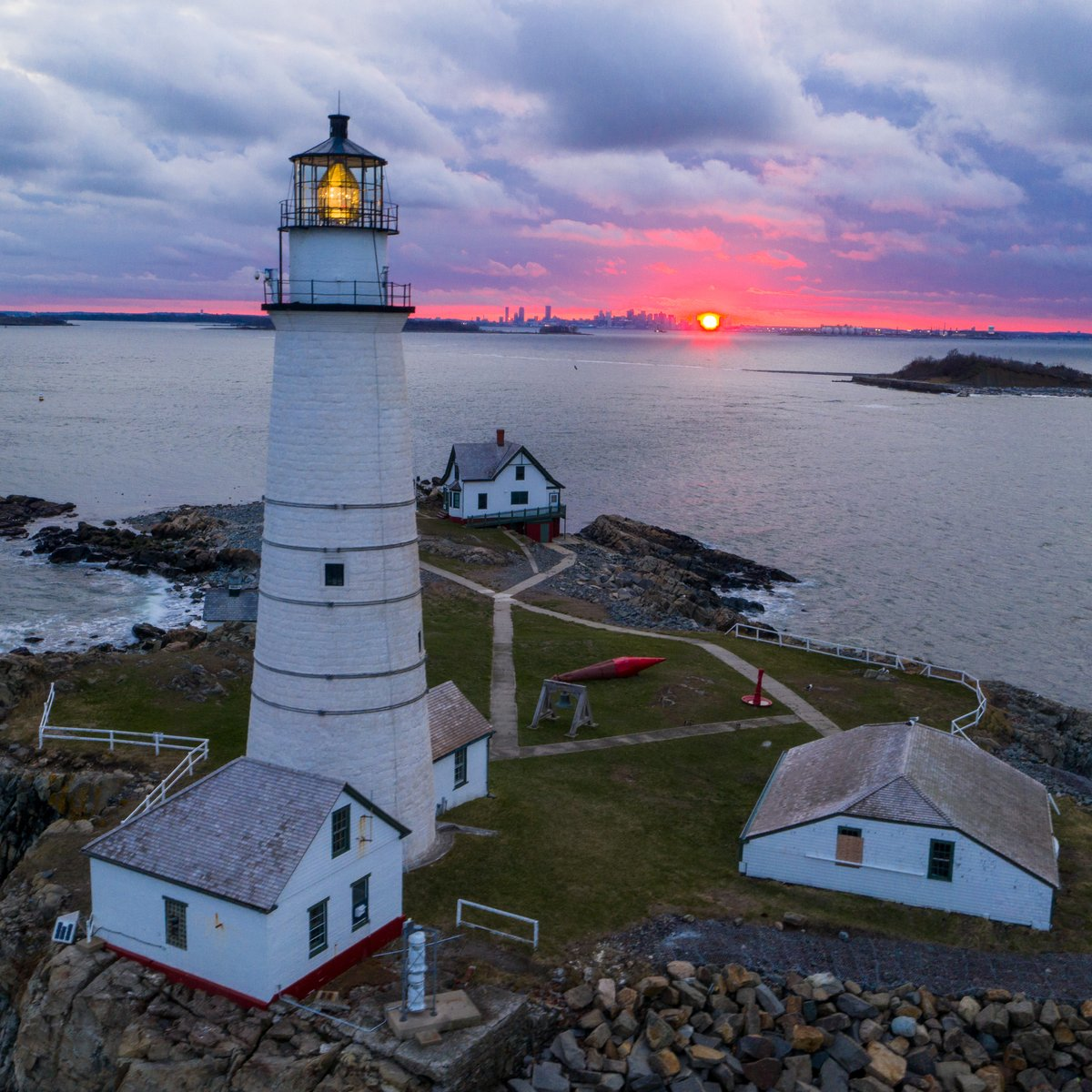 Маяк 90. Бостонский Маяк. Маяк в Бостоне. Американские маяки. Boston Harbor CR Lighthouse.