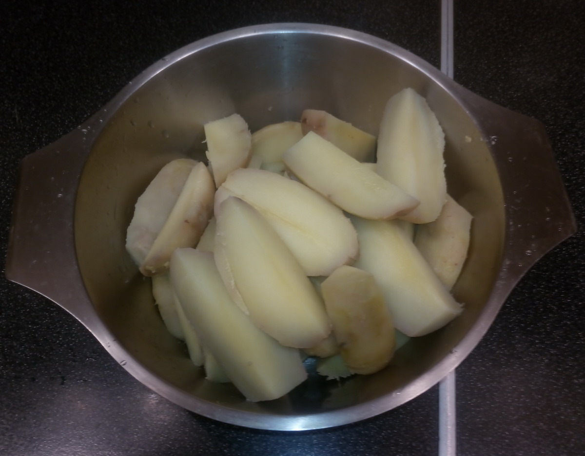 Бывает и так, отварил картофель- а он темнеет.